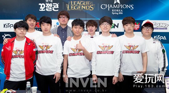 虽然坐拥主 虽然坐拥主